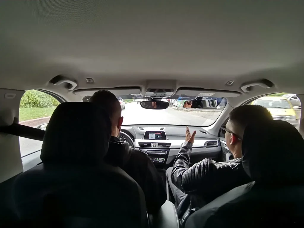 Insructor Eugen Voicu, impreuna cu elevul facand ore suplimentare de conducere